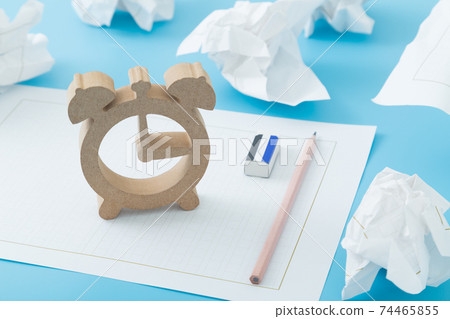 時鐘和手稿紙 74465855