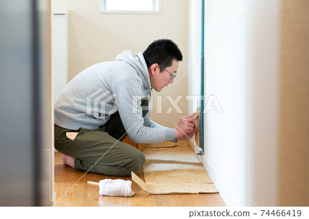 一個男人在換衣服 74466419