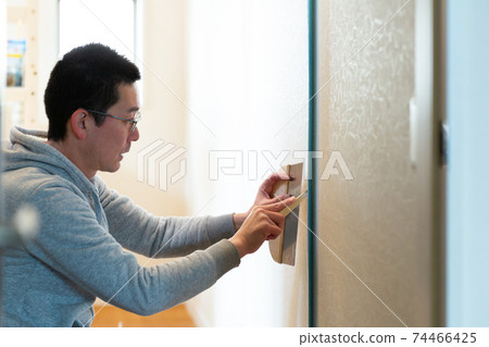 一個男人在換衣服 74466425