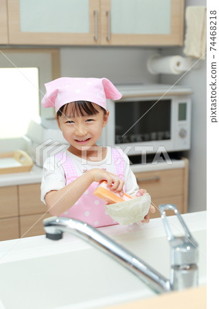 5歲女孩幫助洗碗 5歲女孩幫助洗碗 74468218