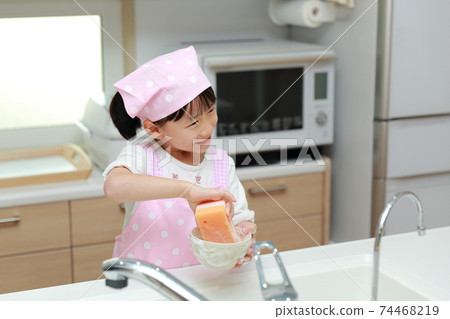 5歲女孩幫助洗碗 5歲女孩幫助洗碗 74468219