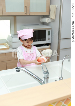 5歲女孩幫助洗碗 5歲女孩幫助洗碗 74468220
