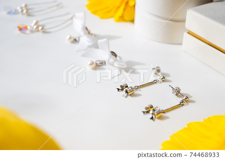 Swaying earrings with ribbon and pearls [present image] 74468933