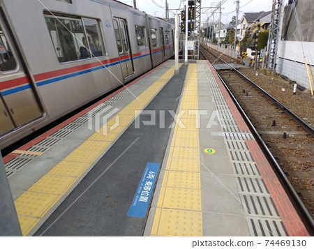 在車站回家的盲文塊 74469130