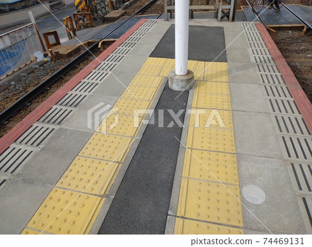 在車站回家的盲文塊 在車站回家的盲文塊 74469131