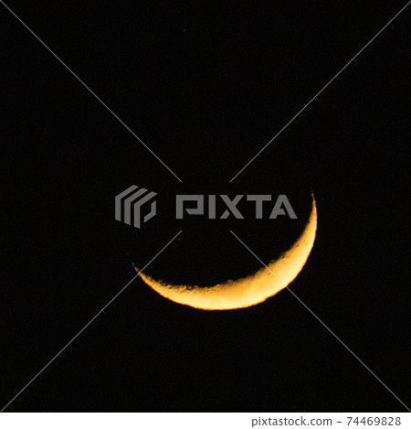 Living with the moon Full moon night Crescent moon You can't see the thin moon 74469828