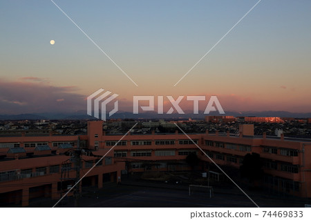 Living with the moon Full moon night Crescent moon You can't see the thin moon 74469833