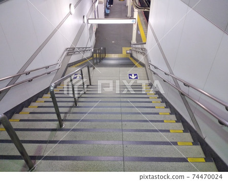 Braille block of station stairs 74470024