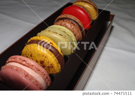 Pierre Hermé Macarons: A Luscious Array of Colors and Structures Pierre Hermé Macarons: A Luscious Array of Colors and Structures 74471511