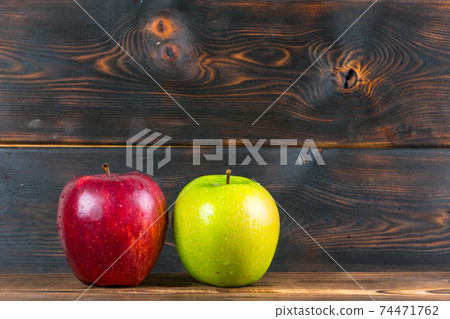 ripe juicy red and green apples on rustic wooden table ripe juicy red and green apples on rustic wooden table 74471762