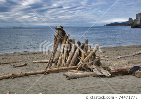 由漂流木Westbank-Bar加拿大不列顛哥倫比亞省製成的秘密基地 由漂流木Westbank-Bar加拿大不列顛哥倫比亞省製成的秘密基地 74471775