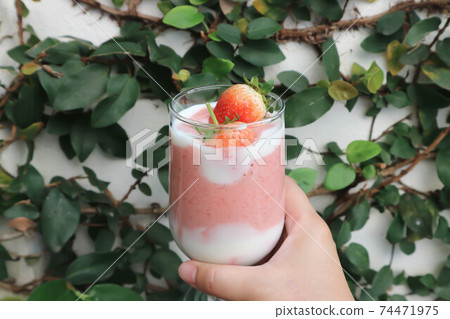 strawberry yogurt smoothie, berry smoothie 74471975