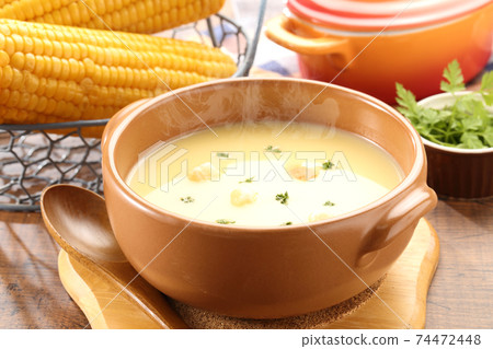表玉米鍋和玉米 表玉米鍋和玉米 74472448