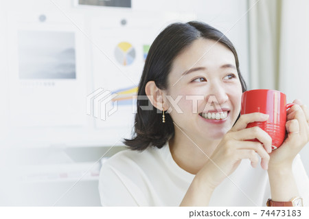 一個女人看著窗外在她的書桌上,想找點樂子 一個女人看著窗外在她的書桌上,想找點樂子 74473183
