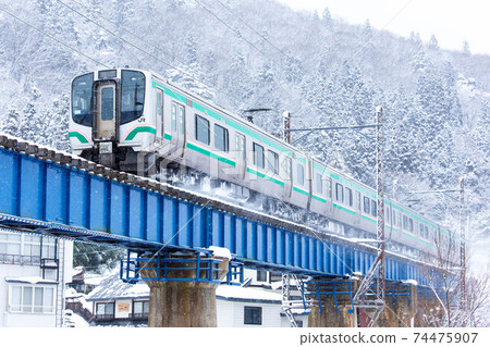 Train crossing the bridge_Senzan Line E721 series Train crossing the bridge_Senzan Line E721 series 74475907