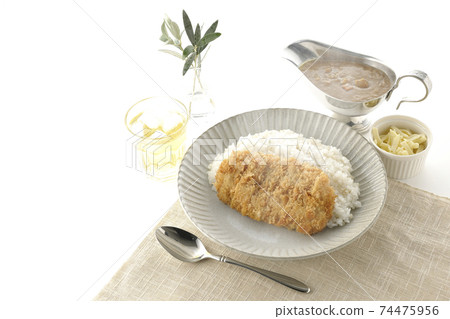 咖哩鍋配米飯和豬排和豬排，天然奶酪餡料，茶和橄欖葉 74475956