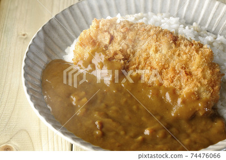 Hot cutlet curry with a large pork cutlet in the middle 74476066