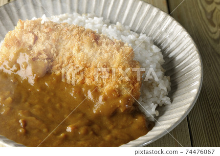 Hot cutlet curry with a large pork cutlet in the middle 74476067