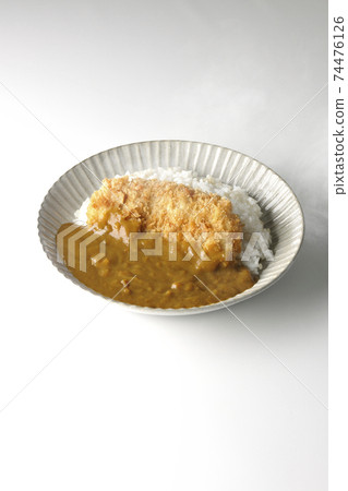 一個熱的炸肉排咖哩和一個大豬肉炸肉排在白色背景上的中間鏡頭 74476126