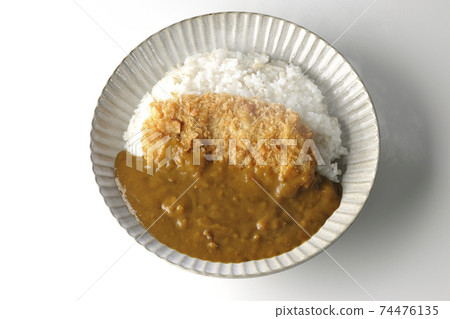 一個熱的炸肉排咖哩用在白色背景採取的中間一個大豬肉炸肉排（頂上的看法） 74476135