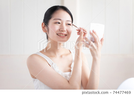 Woman with eyeshadow and eye makeup Woman with eyeshadow and eye makeup 74477469