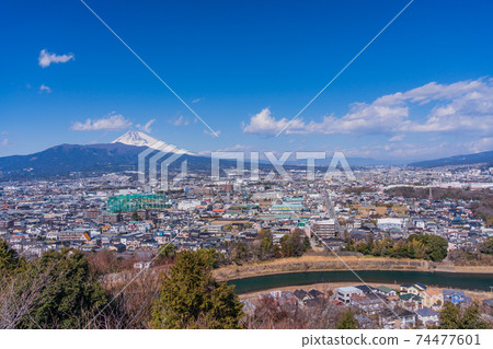 （靜岡縣）從清水町本莊山公園眺望的富士山和富士山東部 74477601