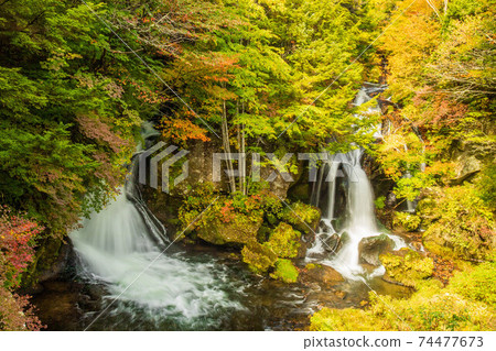 秋季Okunikko Oku-Nikko三個著名的瀑布Ryuzu瀑布 74477673