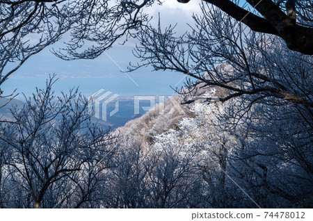 Cloud ice of Nita Pass Cloud ice of Nita Pass 74478012