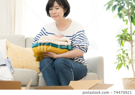 A woman who organizes unnecessary items 74478921