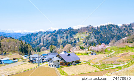 Idyllic mountain village scenery (spring) Idyllic mountain village scenery (spring) 74478980