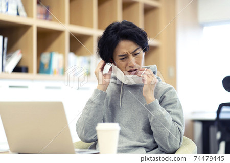 Men who have a pain in their ears with a mask Skin trouble Men who have a pain in their ears with a mask Skin trouble 74479445