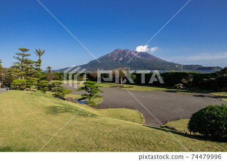 從鹿兒島縣鹿兒島市風景秀麗的仙岩園看的櫻島風景 74479996