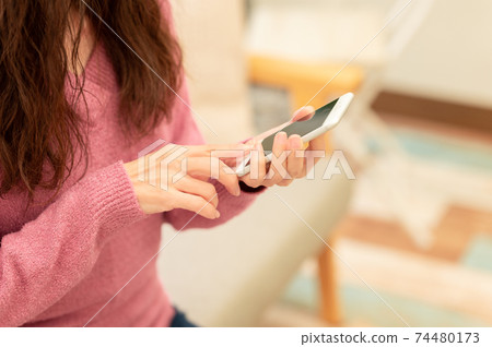 使用智能手機的中間女人 使用智能手機的中間女人 74480173