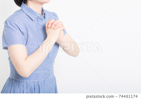 一個女人在做請求手勢的衣服 一個女人在做請求手勢的衣服 74481174
