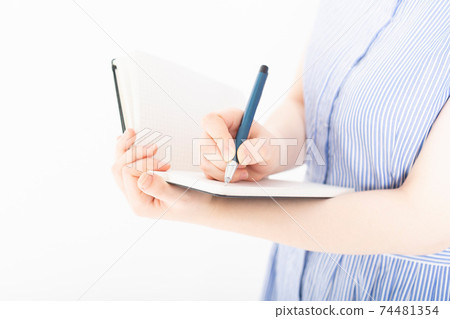 穿裙子在筆記本上寫筆記的女人 74481354