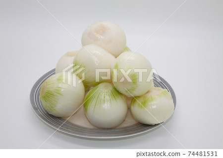 Green veined onions peeled for soup 74481531