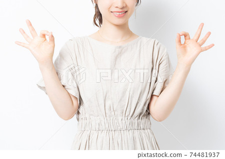 站立在白色背景前面和做出一個好的姿態的少婦 站立在白色背景前面和做出一個好的姿態的少婦 74481937
