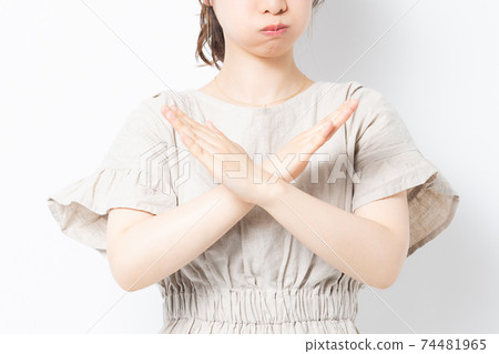 站立在白色背景前面和做NG姿態的少婦 站立在白色背景前面和做NG姿態的少婦 74481965