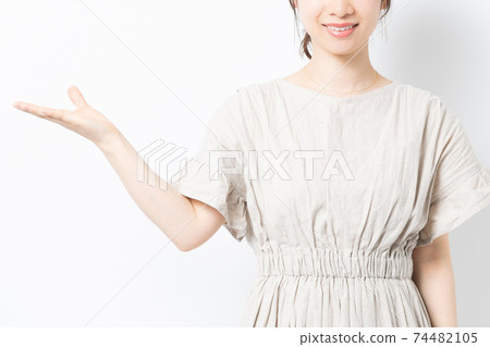 做在白色背景前面的少婦一個指導姿態 74482105