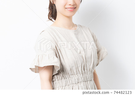 站立在白色背景前面的少婦 74482123