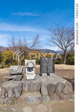 Shidango山頂上的一座石sh Shidango山頂上的一座石sh 74482128