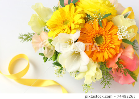 Gerbera's flower arrangement Gerbera's flower arrangement 74482265