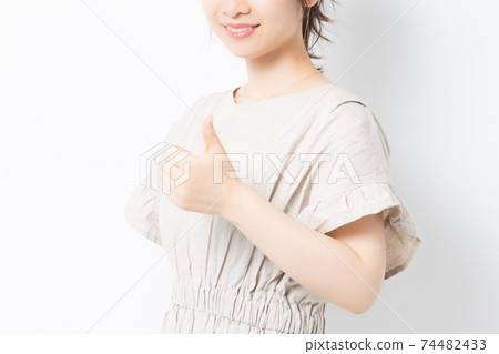 站立在白色背景前面和做一個喜歡姿態的少婦 74482433