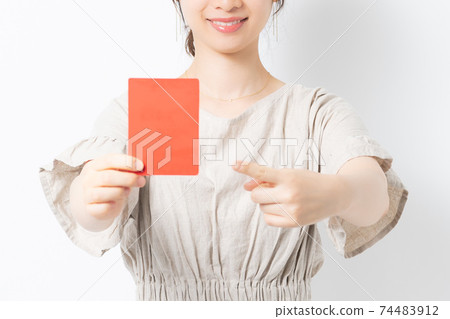 有紅牌的少婦在白色背景前面 74483912