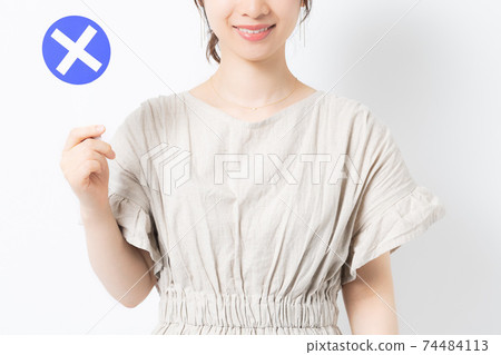 舉行在白色背景前面的少婦NG招貼 舉行在白色背景前面的少婦NG招貼 74484113