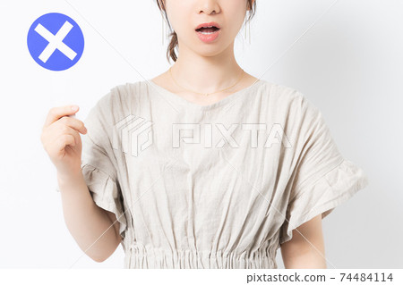 舉行在白色背景前面的少婦NG招貼 舉行在白色背景前面的少婦NG招貼 74484114