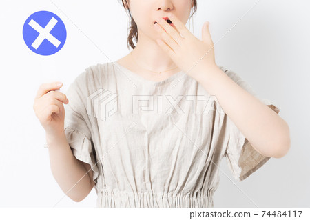 舉行在白色背景前面的少婦NG招貼 舉行在白色背景前面的少婦NG招貼 74484117