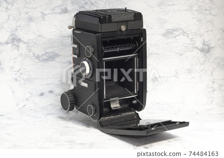 Open the back of the camera Open the back of the camera 74484163