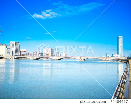 信濃川和萬代橋的新潟市風光 74484437