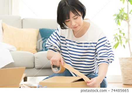 Woman organizing unnecessary items [Packing] 74485665